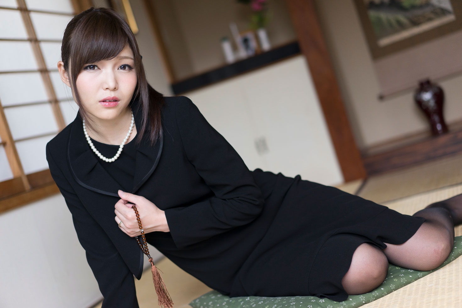 喪服ノーパン熟女まんこ画像無修正 碧しの 亡き夫の借金返済の為に喪服を剥ぎ取られた未亡人 - PIKKUR.COM