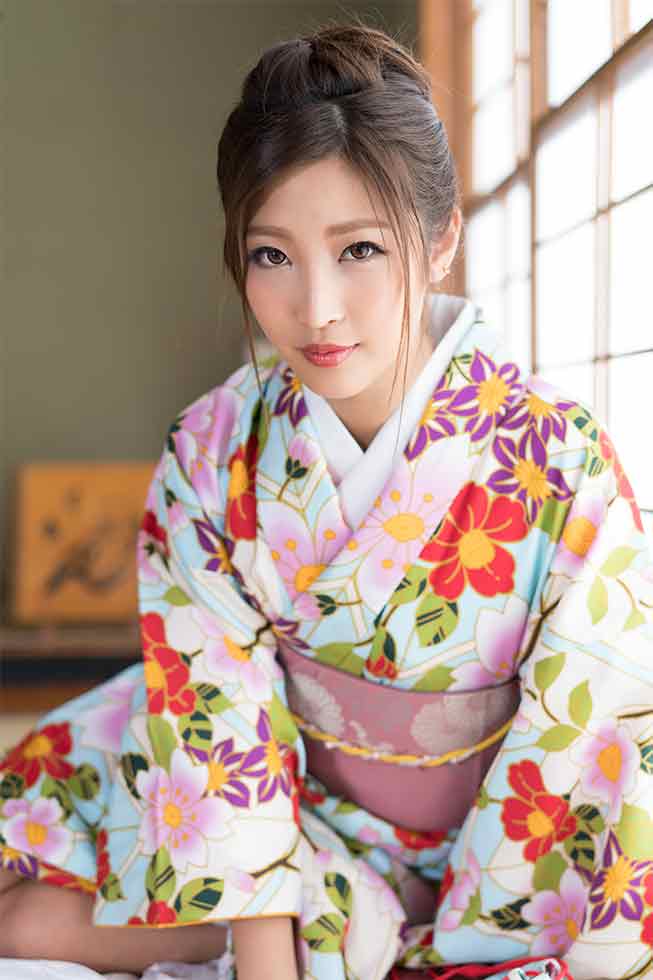 Instant BJ: A woman with a very erotic kimono