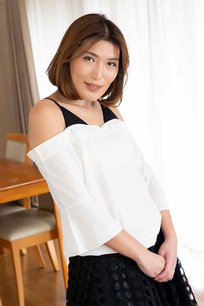 Seducing by Flashing Pussy: Mikako Tachibana